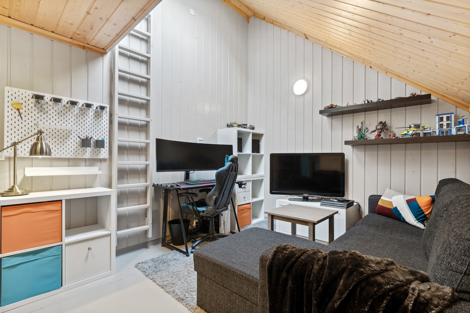 Soverom og hems på 11 kvm med tilhørende sovealkove (5,5 kvm). Galleribilde