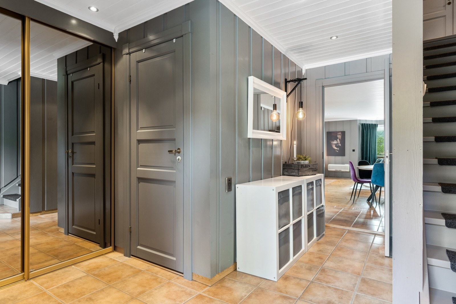 Romslig entré med god plass for klær og sko samt praktisk bod. Galleribilde