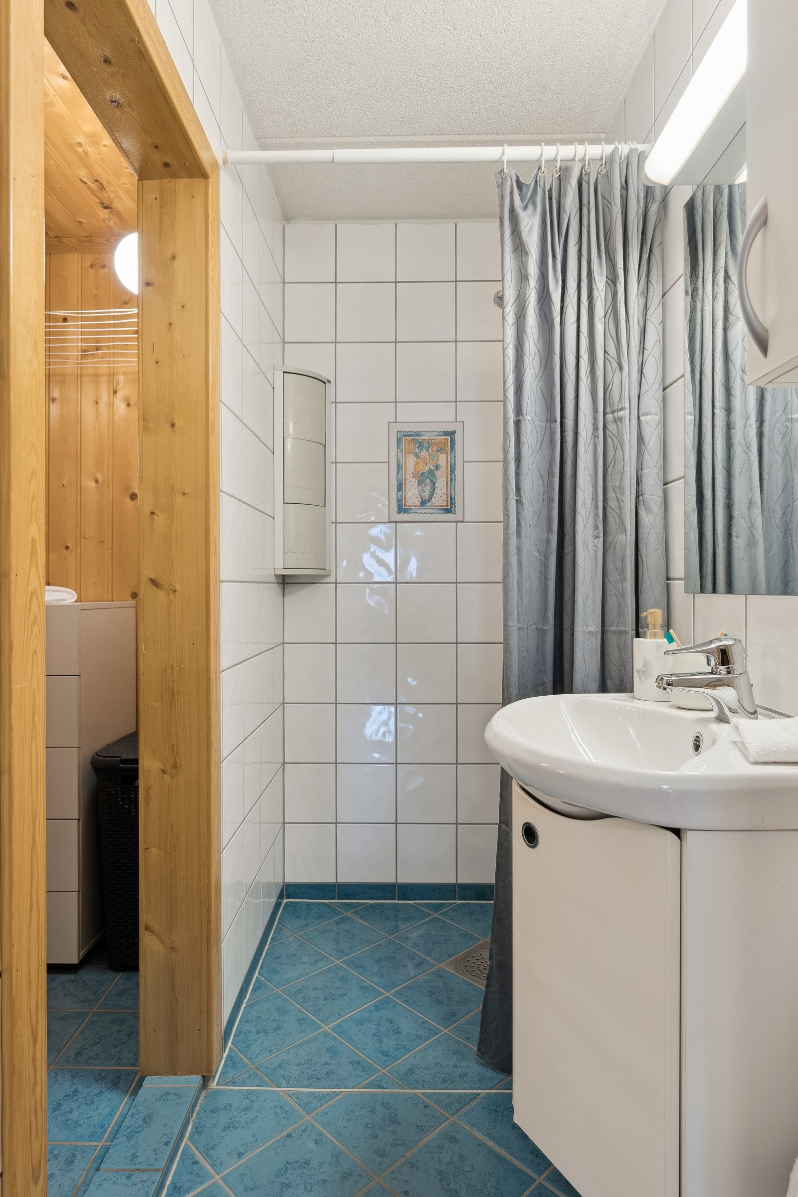 Badet i underetasjen er på 4 kvm. Galleribilde