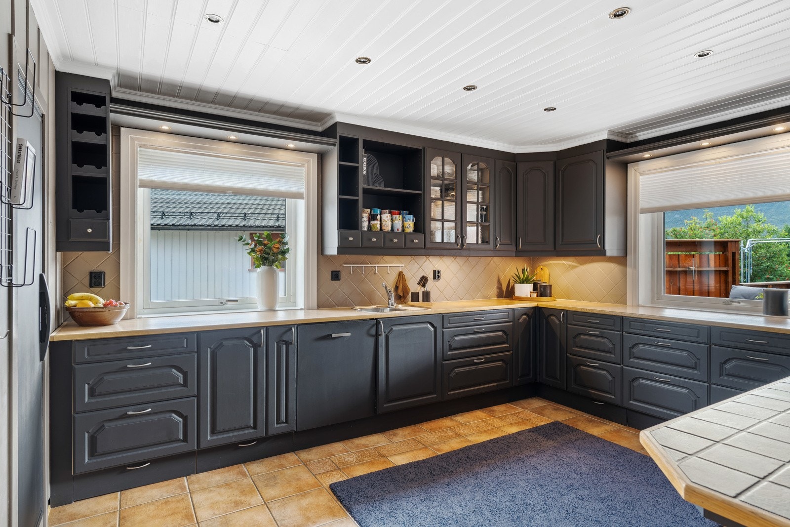 Store vindu som gir mye naturlig lys som gir et større helhetlig inntrykk av kjøkkenet. Galleribilde