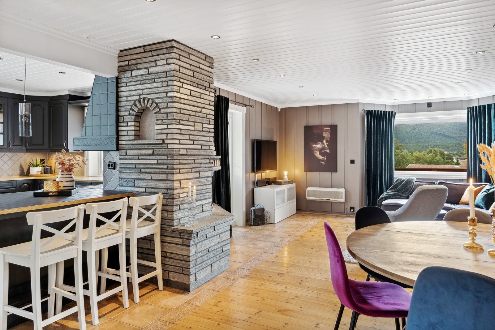 En flott peisovn som varmer stuen godt på kalde vinterdager. Galleribilde