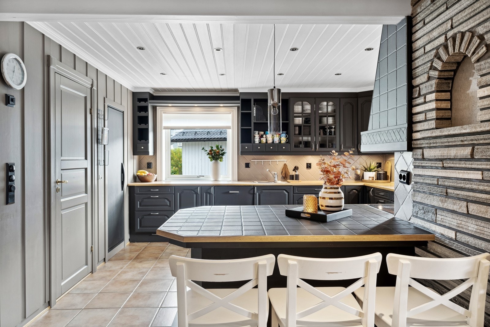 Kjøkkenet har gode møbleringsmuligheter til ønsket spisegruppe. Galleribilde