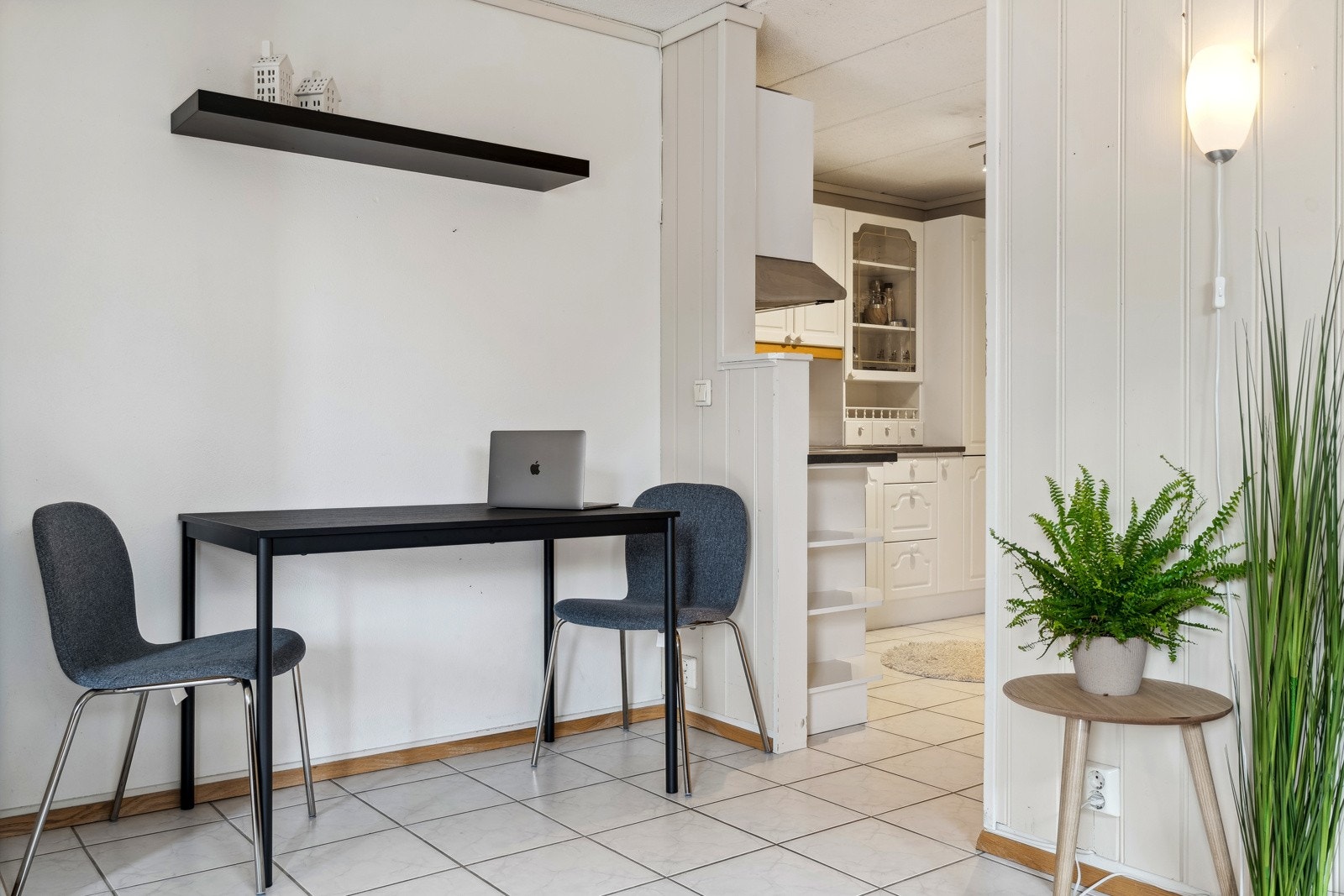 Kjøkkenet har plass til spisegruppe. Galleribilde