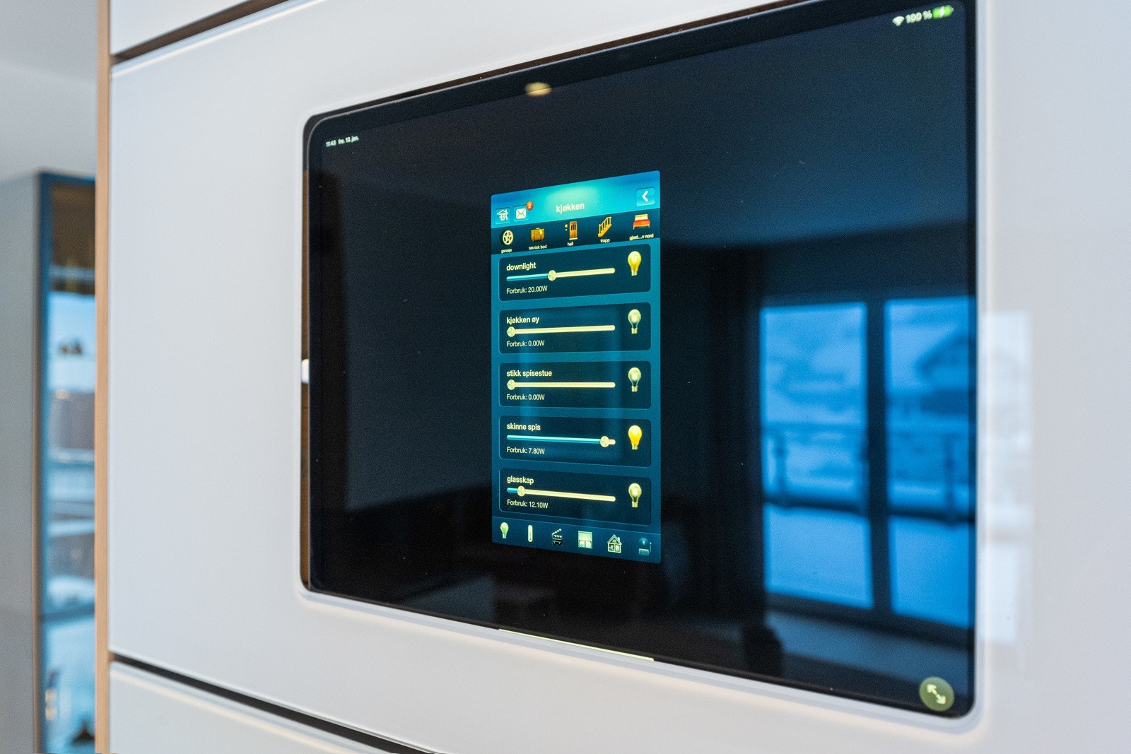 Ipad integrert i kjøkken som styrer lys, varme, musikk, persienner m.m Galleribilde
