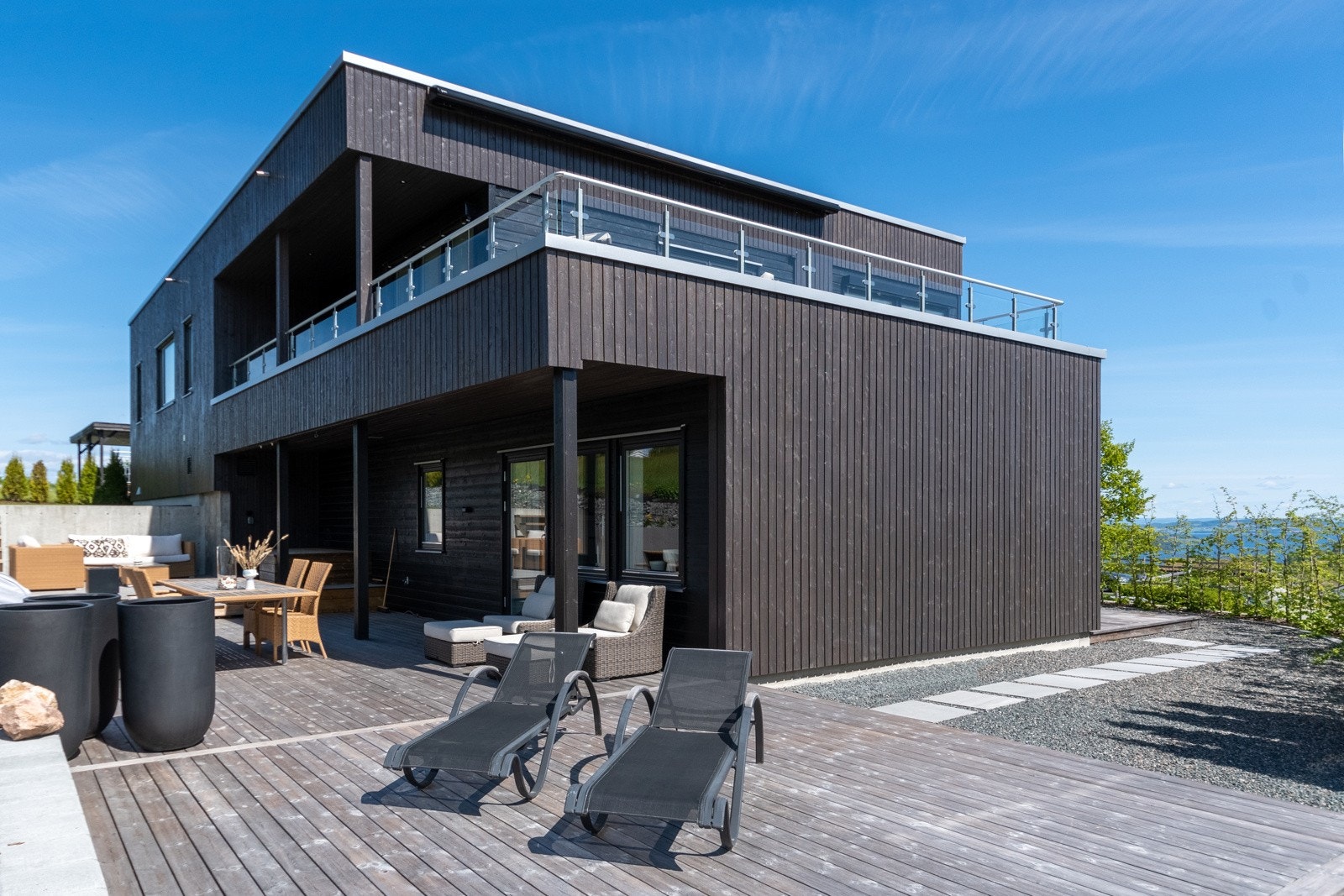 Boligen har et flott uteanlegg, med terrasser i ulike nivåer Galleribilde