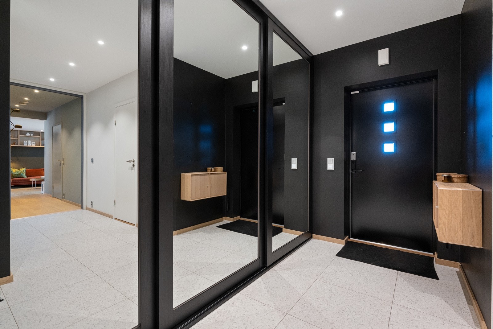 Her kommer du inn i en hyggelig hall med praktisk skyvedørsgarderobe Galleribilde