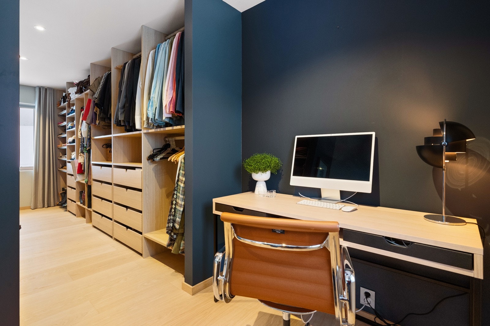Praktisk og romslig walk in closet Galleribilde