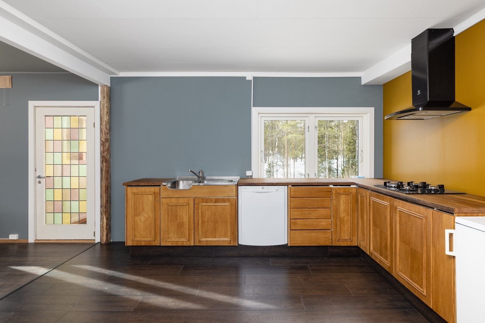 Romslig kjøkken med integrert løsning for gasstopp og komfyr. Galleribilde