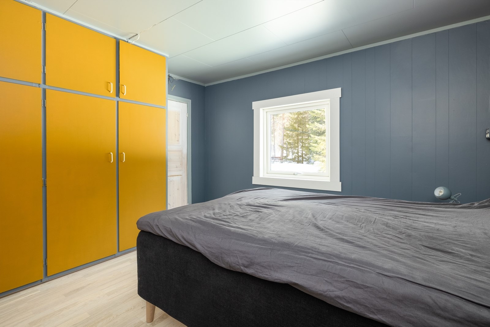 Integrert garderobeskap på soverommet i 1.etasje. Galleribilde