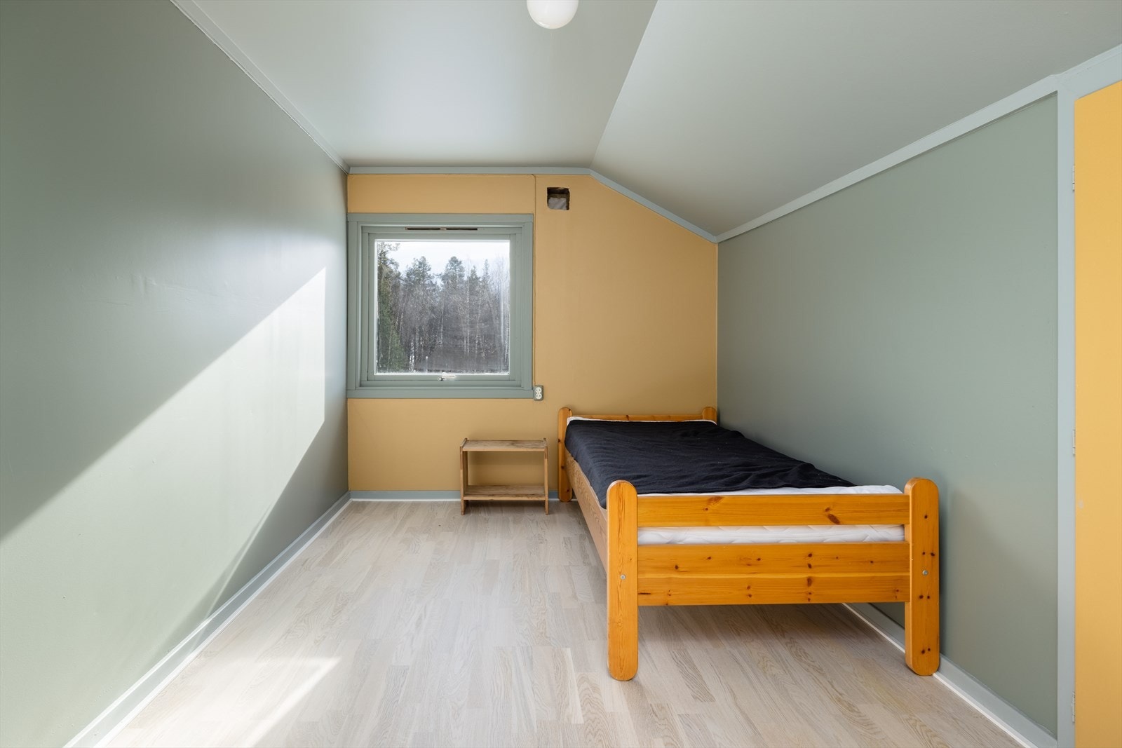 Fra et av soverommene i 2.etasje. Galleribilde