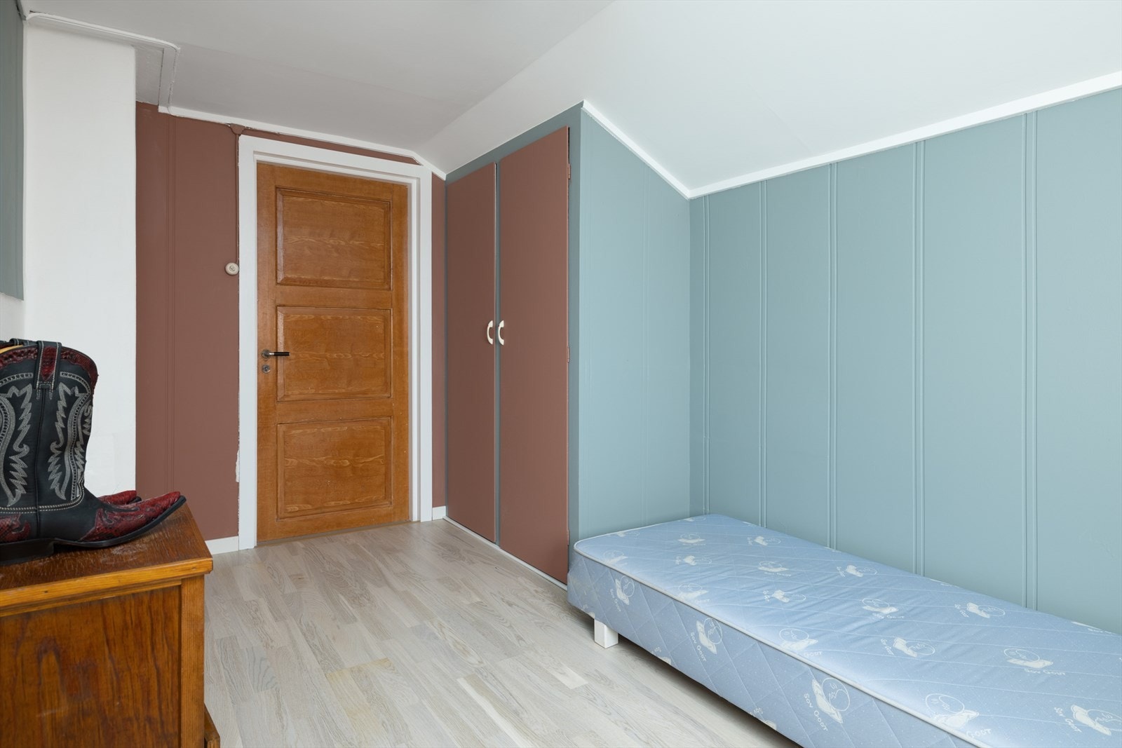 Integrert garderobeskap på et av soverommene i 2.etasje. Galleribilde