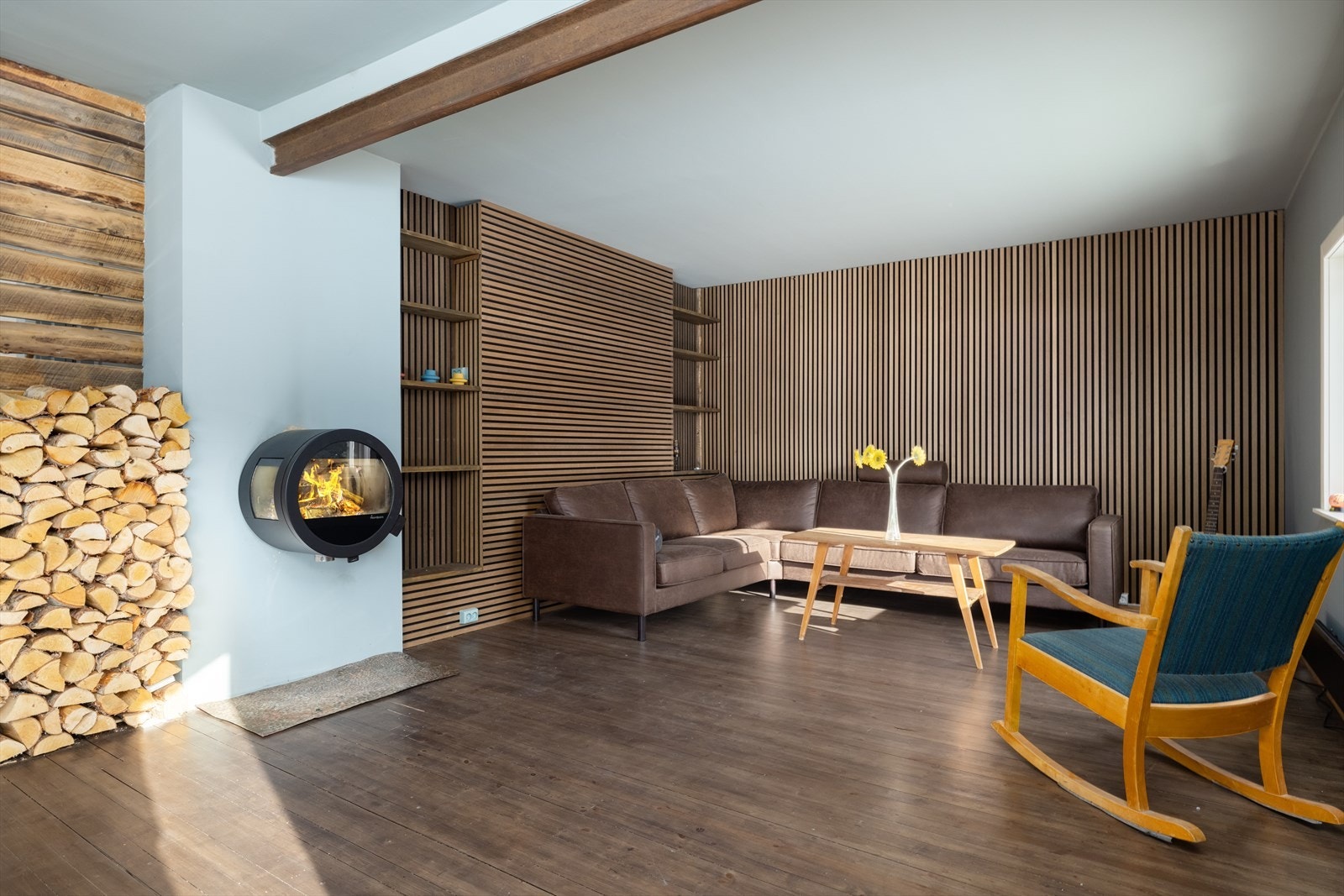 Koselig og lun stue med god plass til sofakrok og tv-bord. Galleribilde