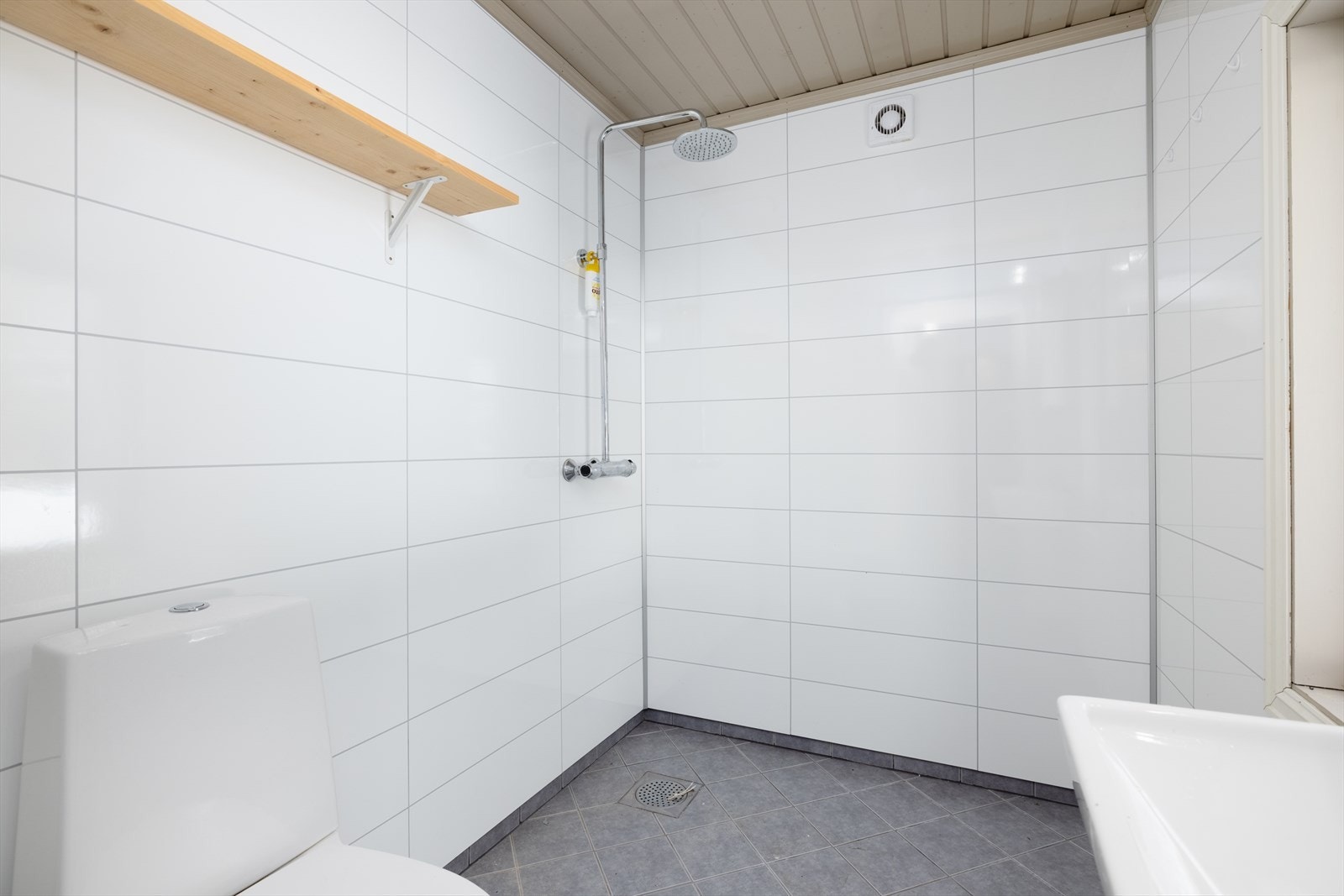 Boligen har to bad, begge beliggende i 1.etasje. Galleribilde