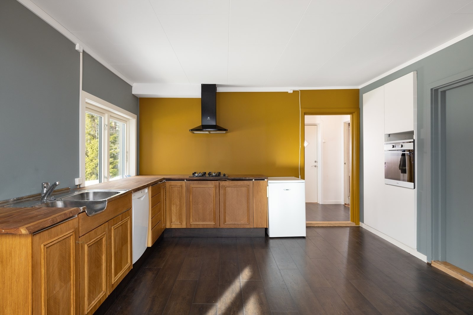 Kjøkkenet har plass for frittstående hvitevarer som kjøleskap/frys. Opplegg for oppvaskmaskin. Galleribilde