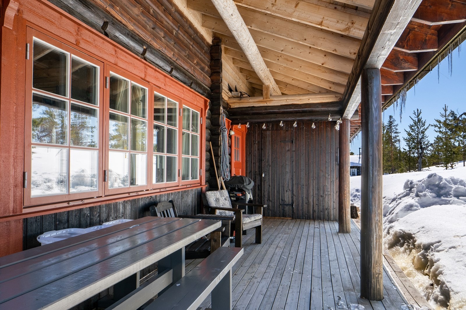 Terrasse i tilknytning til inngangsparti. Galleribilde
