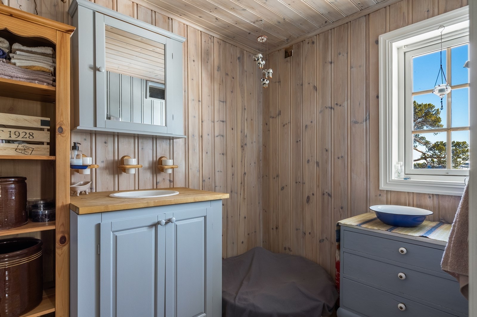 Hygienerom med servant på innredning og skap med speil. Galleribilde