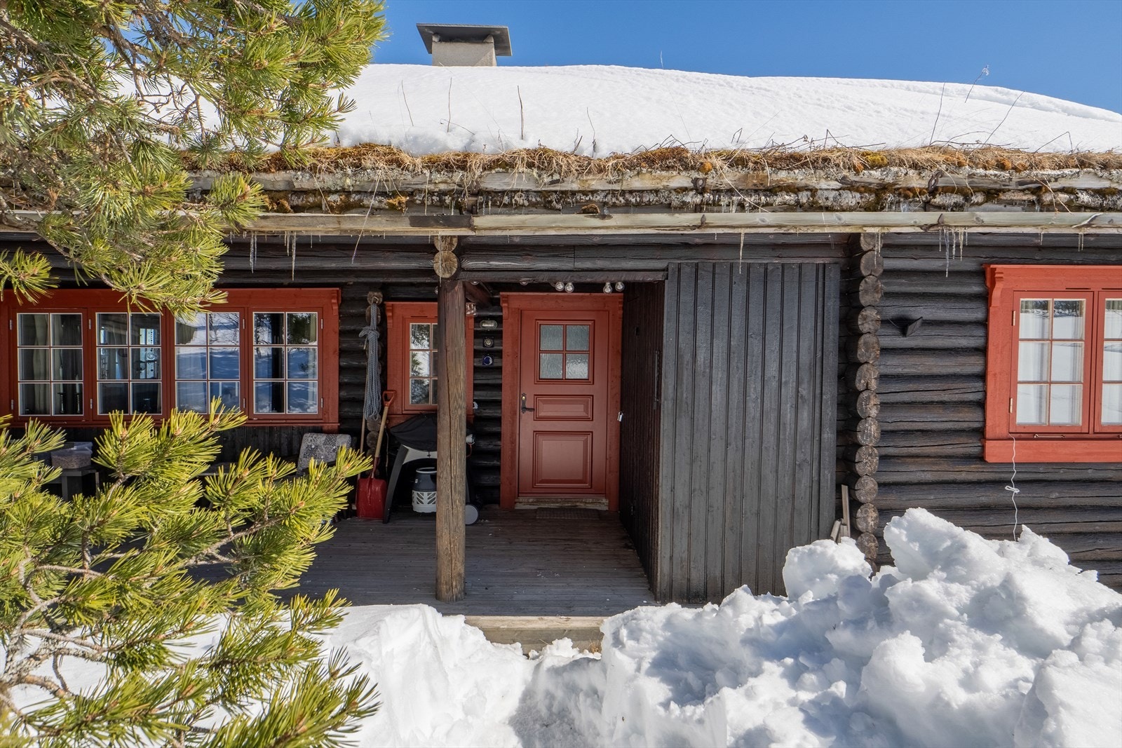 Koselig, overbygget inngangsparti. Galleribilde