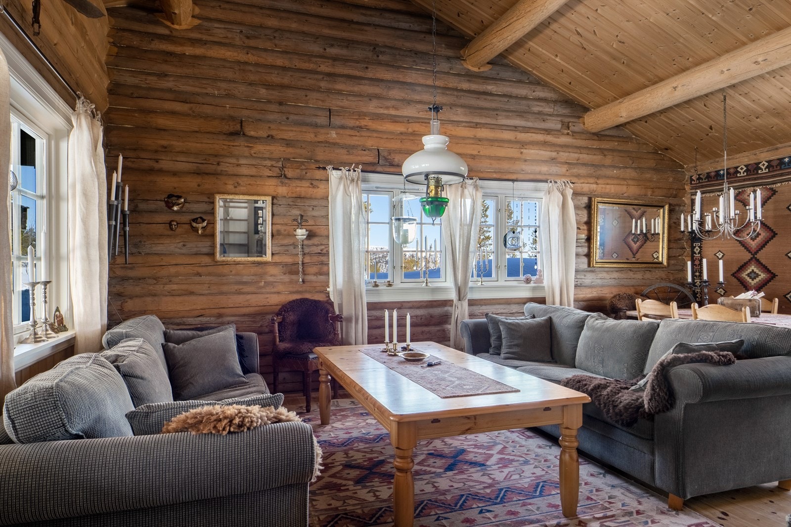 Stue med god plass til sofagruppe og tv-bord. Galleribilde
