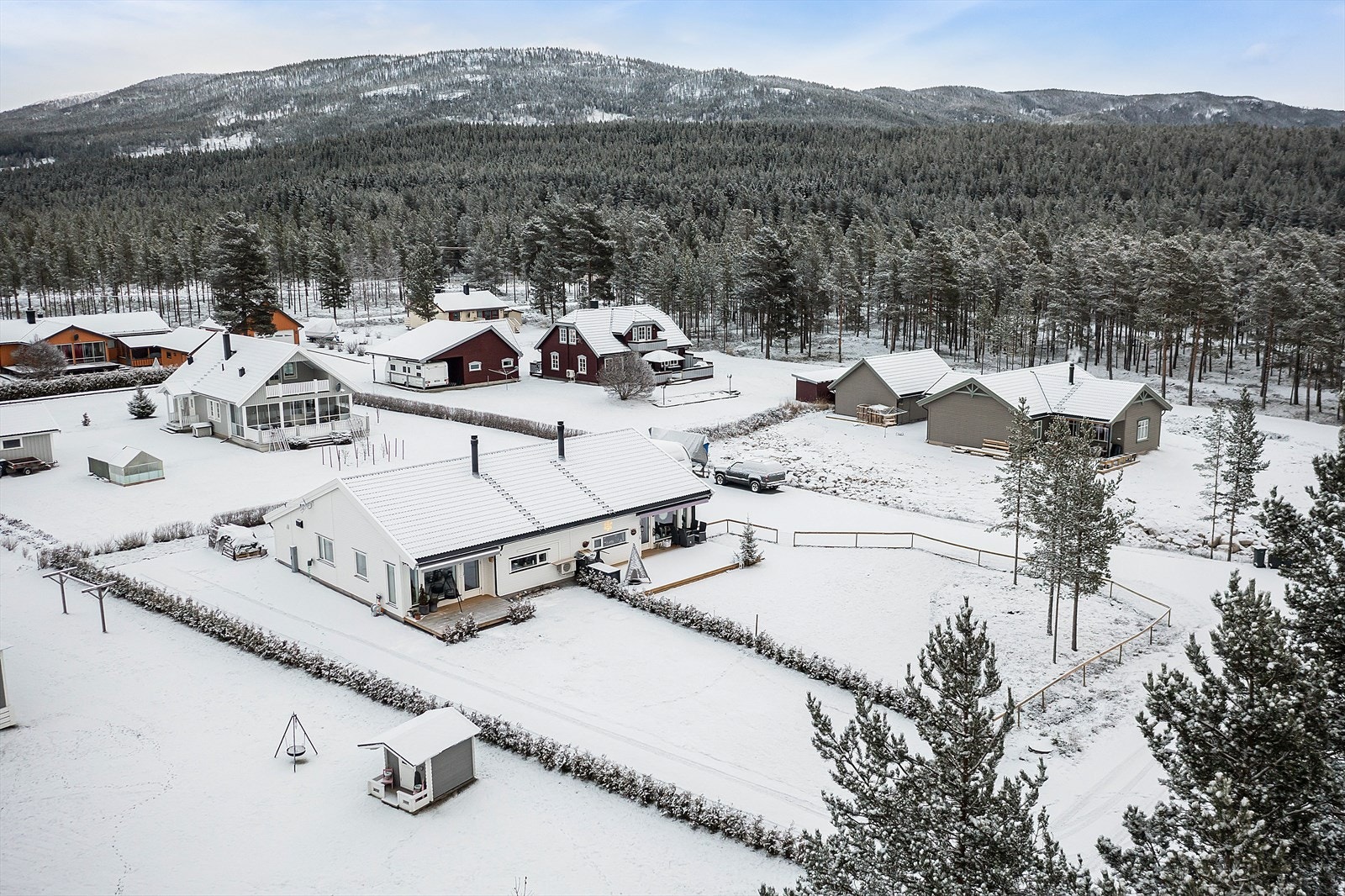 Boligen ligger i et stille og rolig boområde, med utsikt til fjellene. Galleribilde