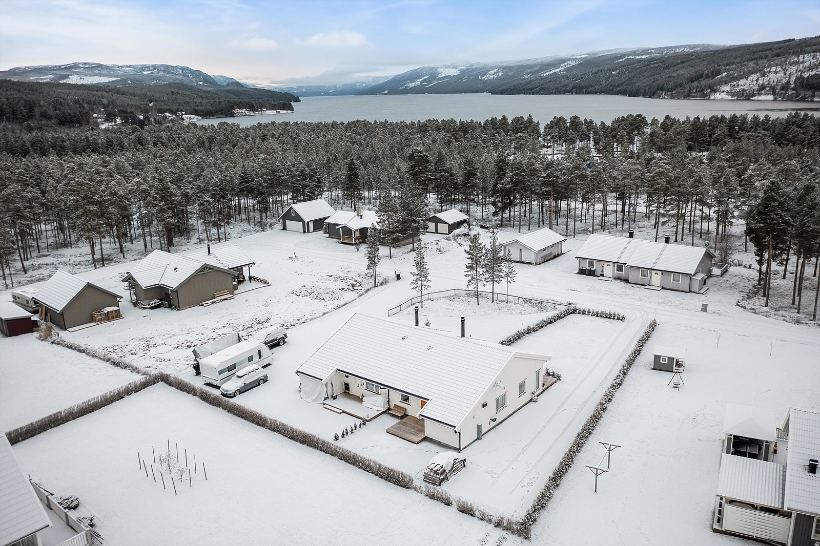 Kort vei til Storsjøen, hvor man kan fiske og bade. Galleribilde