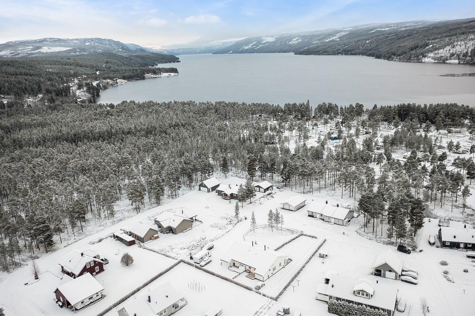 Tomannsboligen ligger midt i bildet. Galleribilde