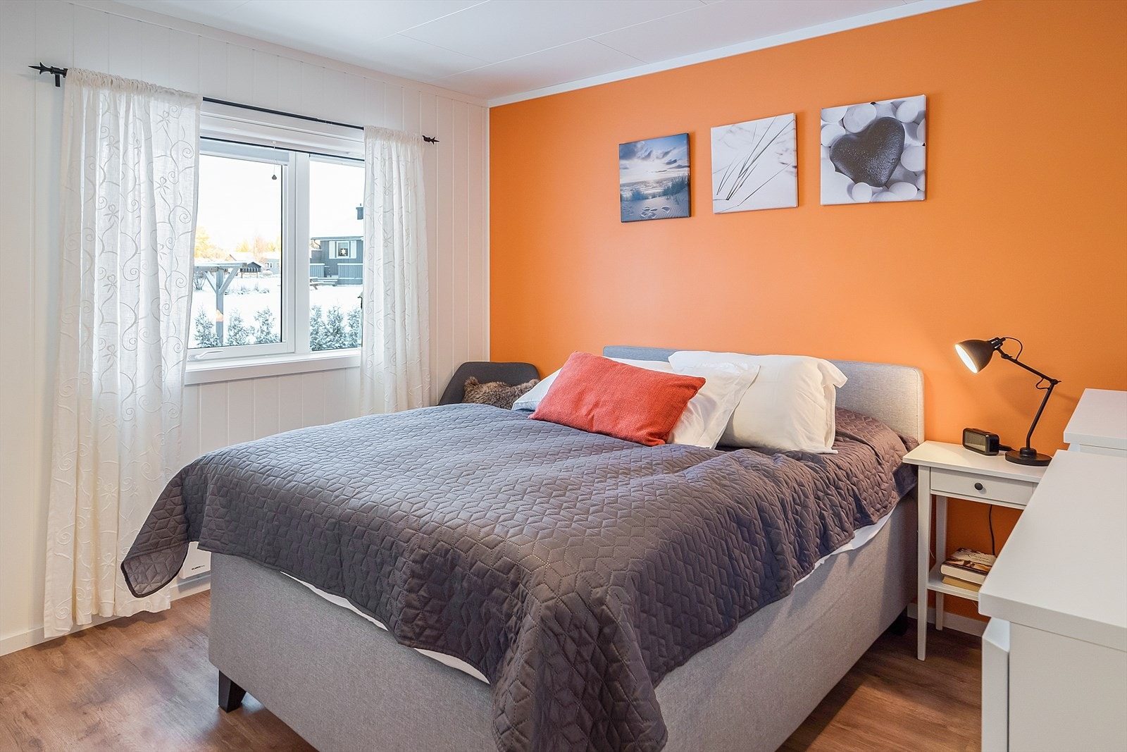 Boligen har to soverom, her fra hovedsoverommet. Galleribilde