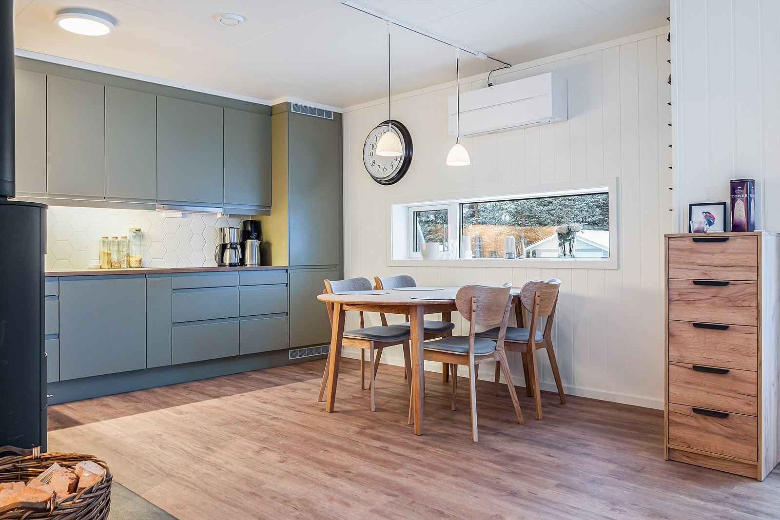 Kjøkken med plass til spisebord. Galleribilde