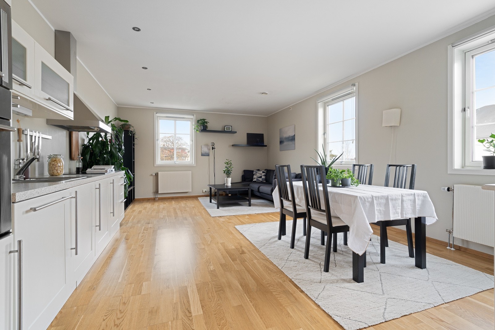 Kjøkkenet ligger i åpen løsning mot stuen. Galleribilde