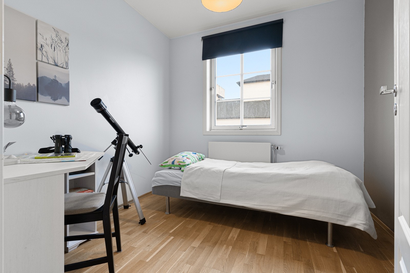 Soverom 2 har plass til seng, nattbord, arbeidsbord og eventuell garderobeløsning. Galleribilde