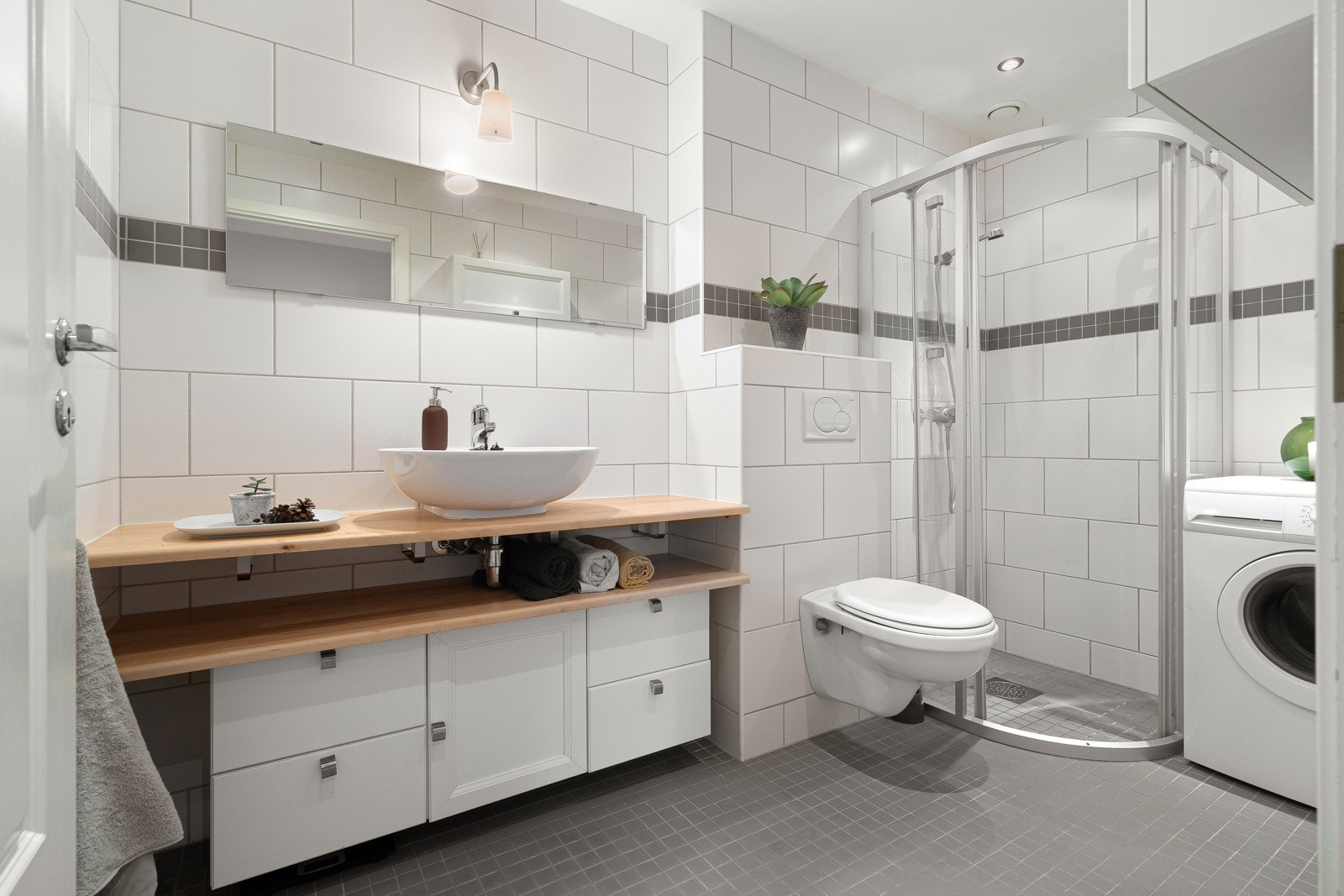 Pent baderom med en moderne innredning. Galleribilde