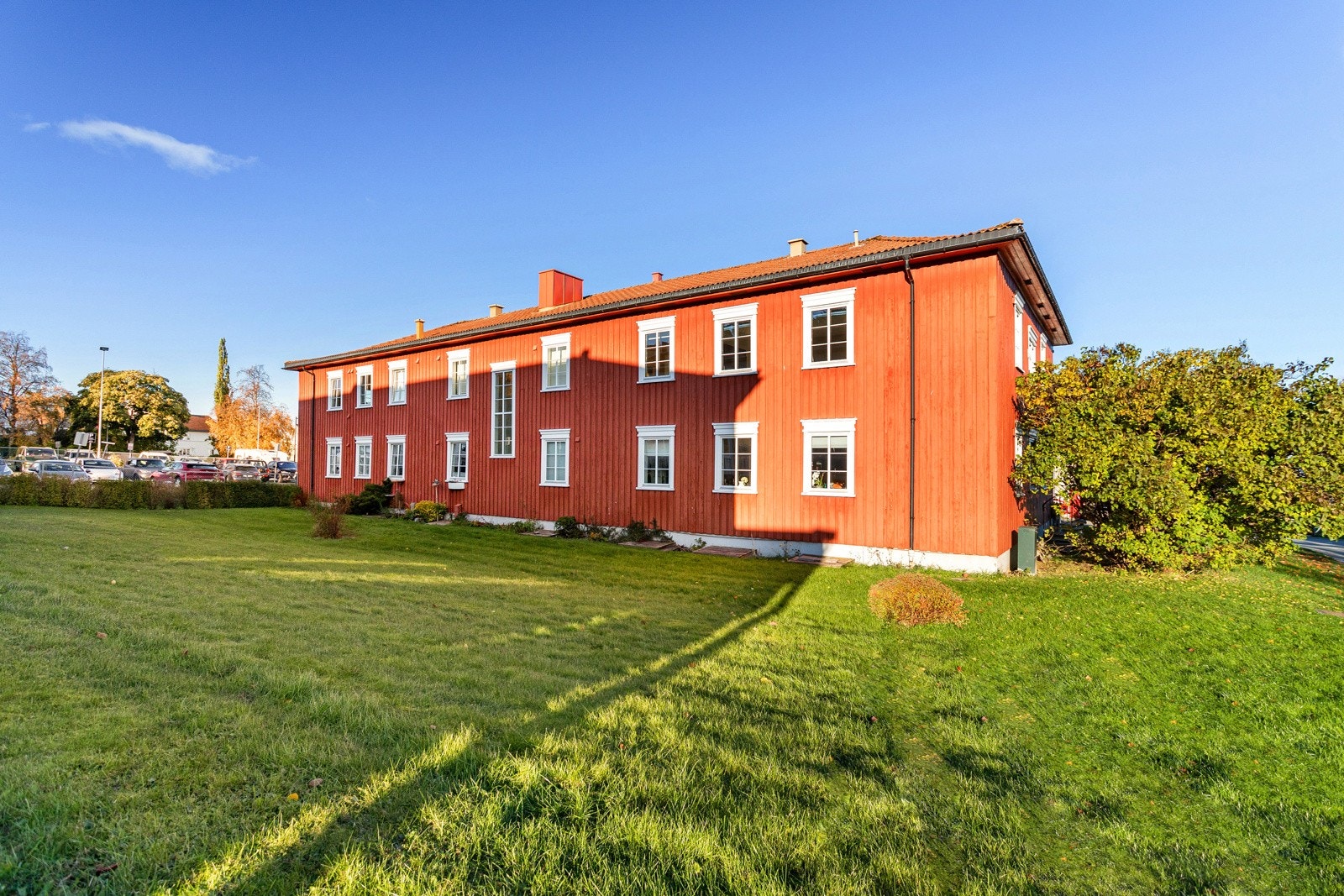 Borettslaget består av kun 10 leiligheter som deler fine grøntarealer. I tillegg tilknyttet velforening med flere felles uteområder og lekeplasser Galleribilde