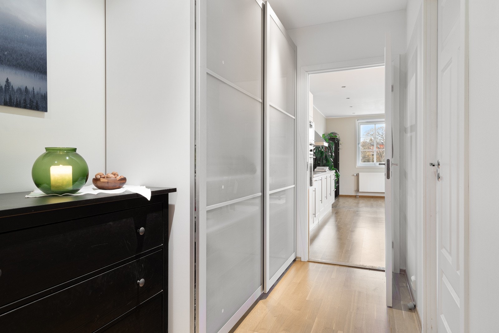 I gangen er det godt med oppbevaringsplass. Galleribilde