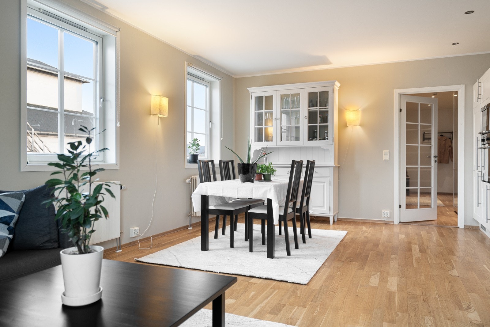 Stuen har en praktisk utforming som gjør det enkelt å møblere. Galleribilde