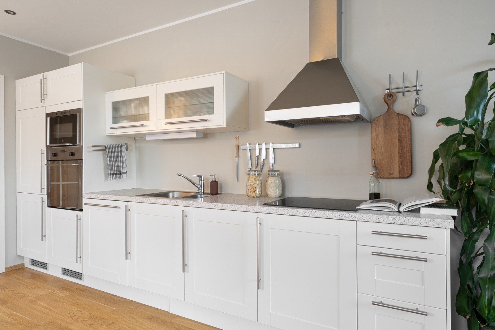 Kjøkkenet har en moderne stil og integrerte hvitevarer. Galleribilde