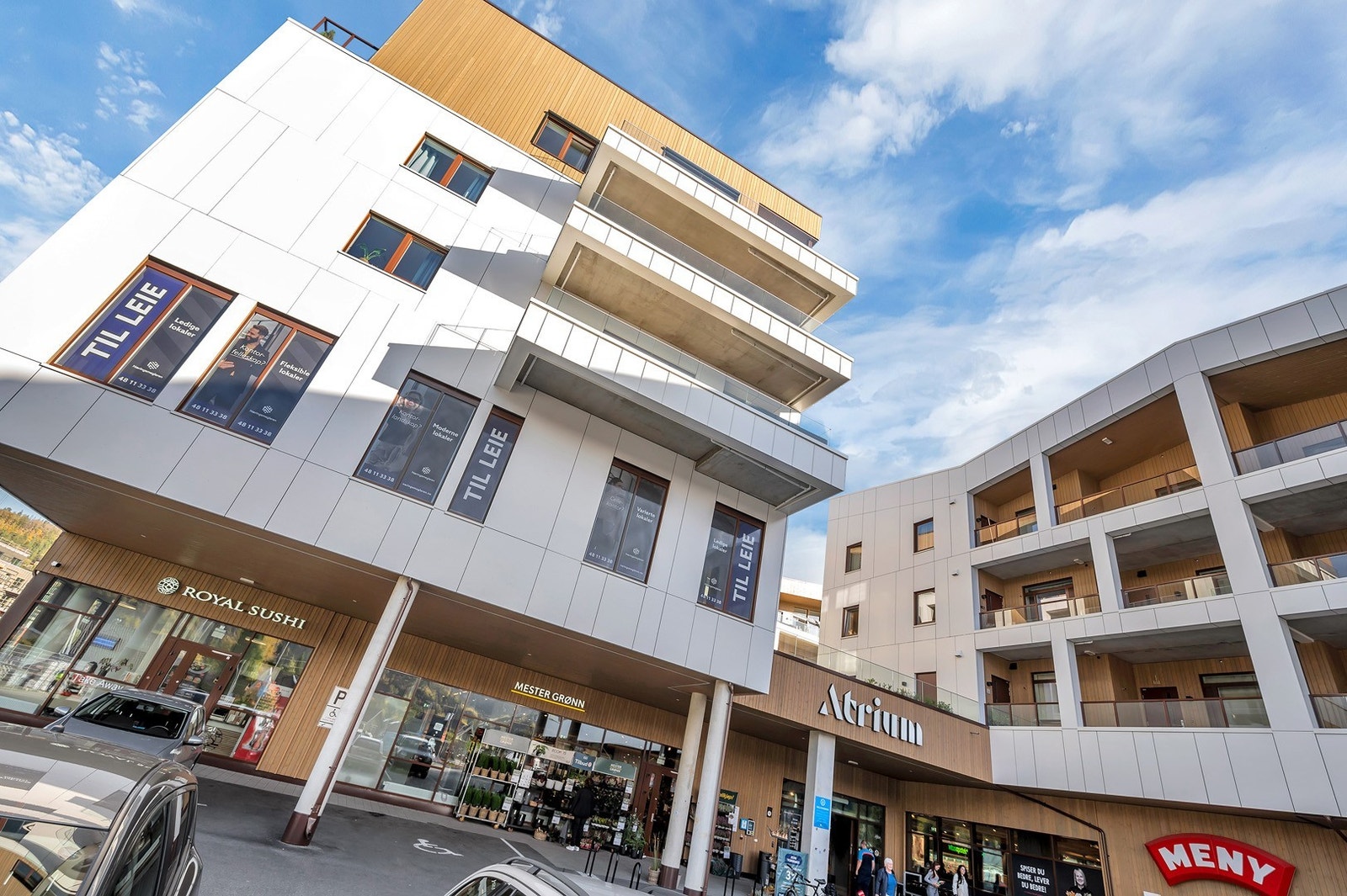 Utvendig er det kundeparkering for besøkende til butikker og kontorer. Galleribilde