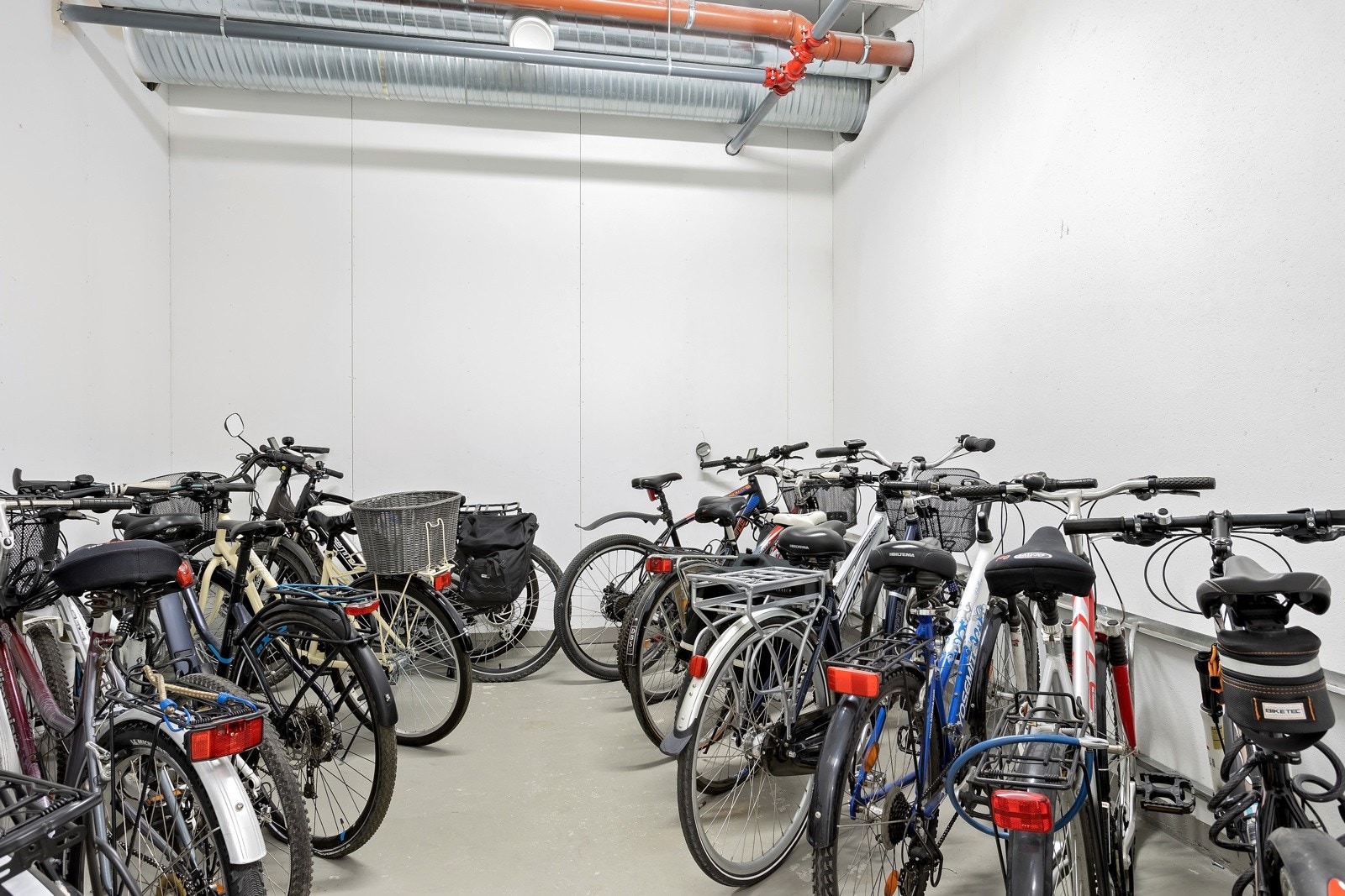 Felles sykkelparkering. Galleribilde