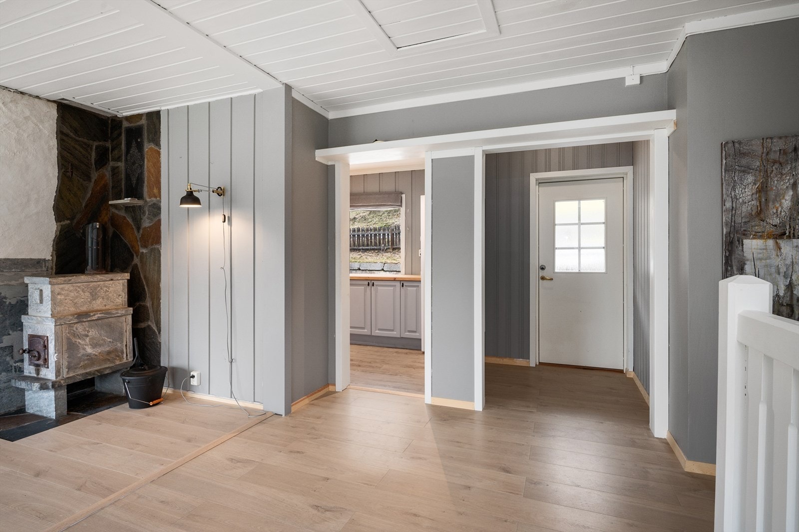 Man kommer inn i en lys og moderne bolig. Galleribilde