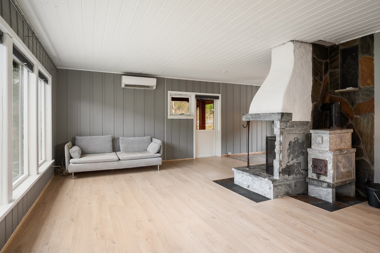 Her er det en stor kleberpeis med ovn i tilknytning som gir god varme og stemning. Galleribilde