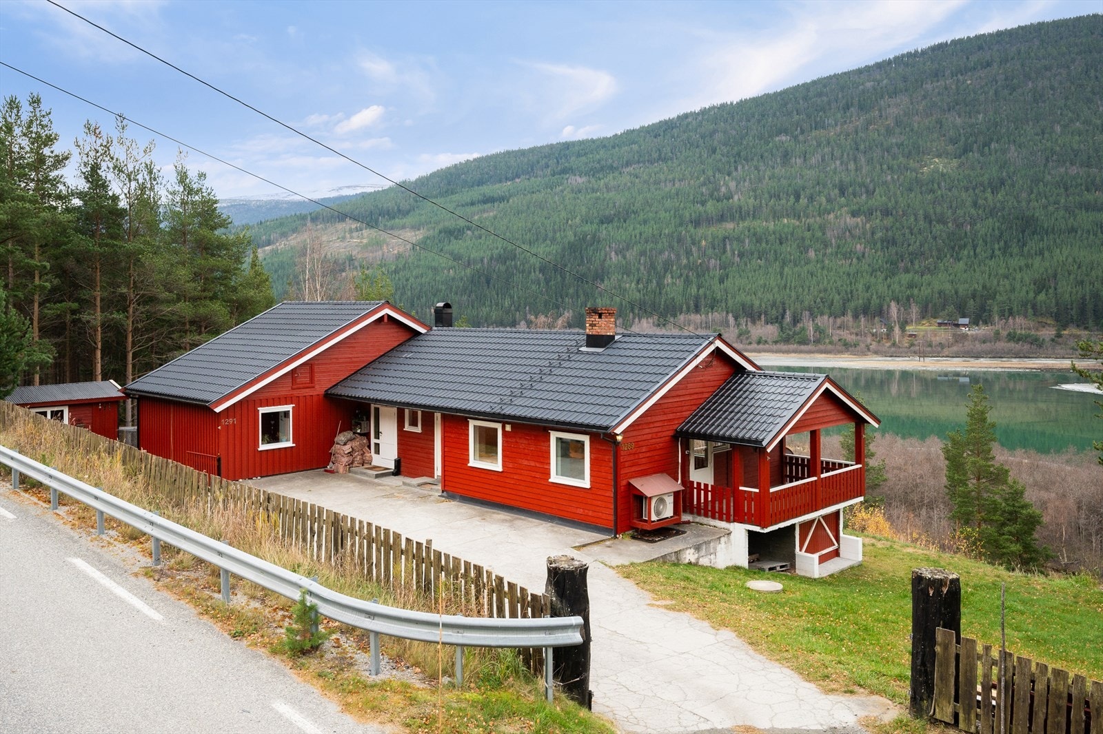 Lys og trivelig halvpart av tomannsbolig over to plan, fint beliggende i Lia. Galleribilde