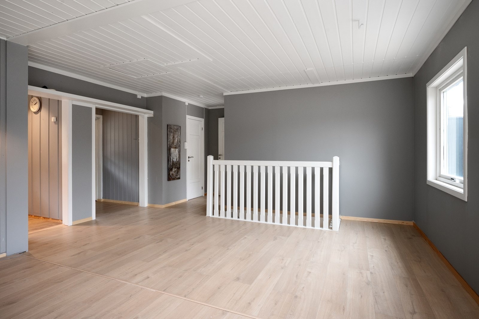 Romslig stue med god plass til ønsket møblering. Galleribilde