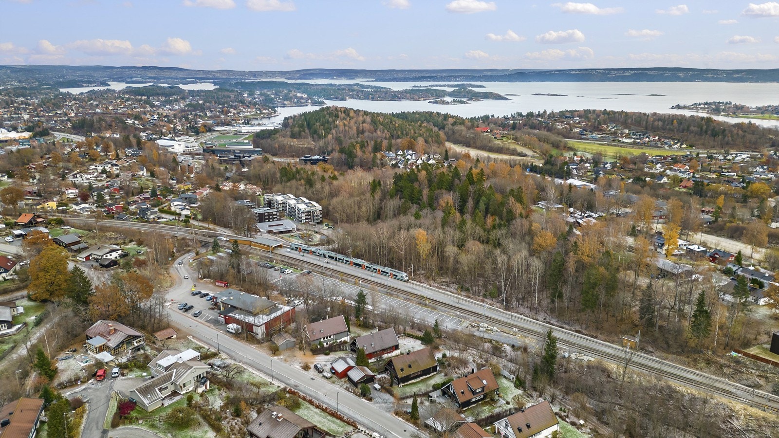 Sentralt beliggende på Vakås. Kort vei til nærbutikk og flotte turmuligheter. Holmenskjæret og Hvalstrand er hyggelige badeplasser. God togforbindelse mot Oslo og Drammen. Galleribilde