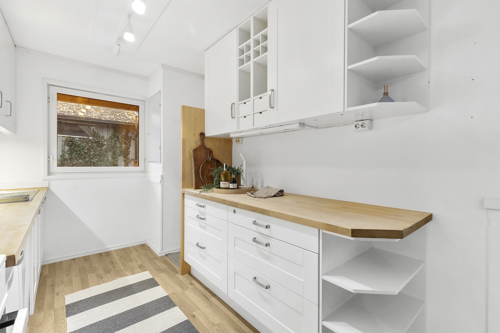 Godt med skapplass og arbeidslys under overskap. Galleribilde