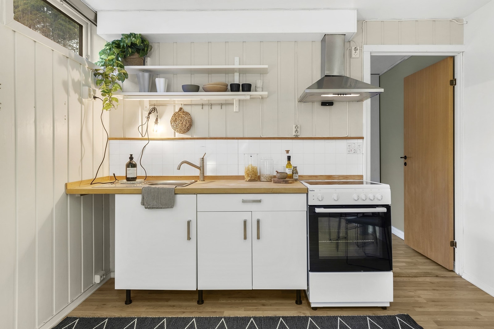 Kjøkkeninnredning i åpen løsning mot stuen. Galleribilde