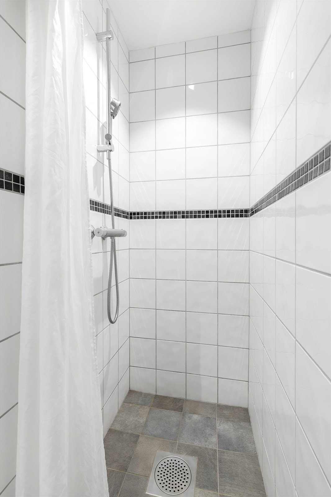 Dusjsone. Noe svakt fall mot sluk. Galleribilde