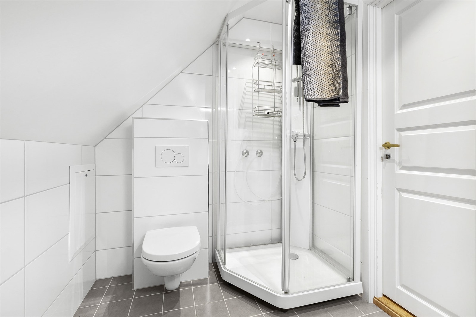 Dusjkabinett og vegghengt toalett. Galleribilde