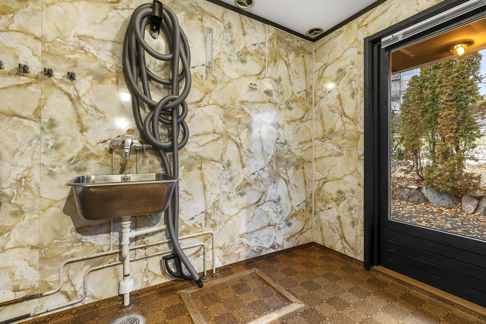 Vaskerom med direkte utgang til inngangsparti. Praktisk utslagskum. Rommet er gitt TG3. Se tilstandsrapport for mer informasjon. Galleribilde