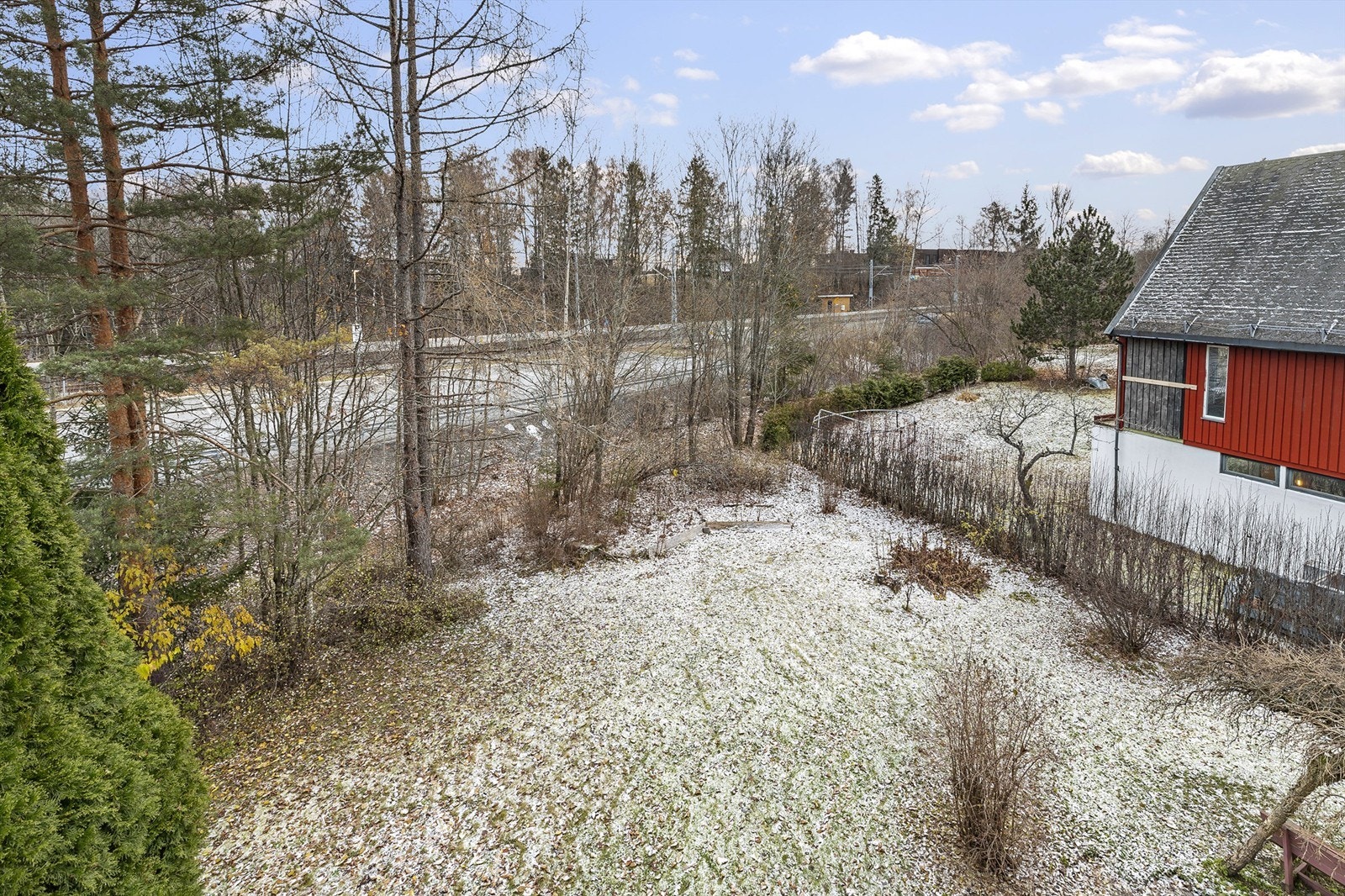 Flat og fin hage. God plass til trampoline eller annen aktivitet. Galleribilde