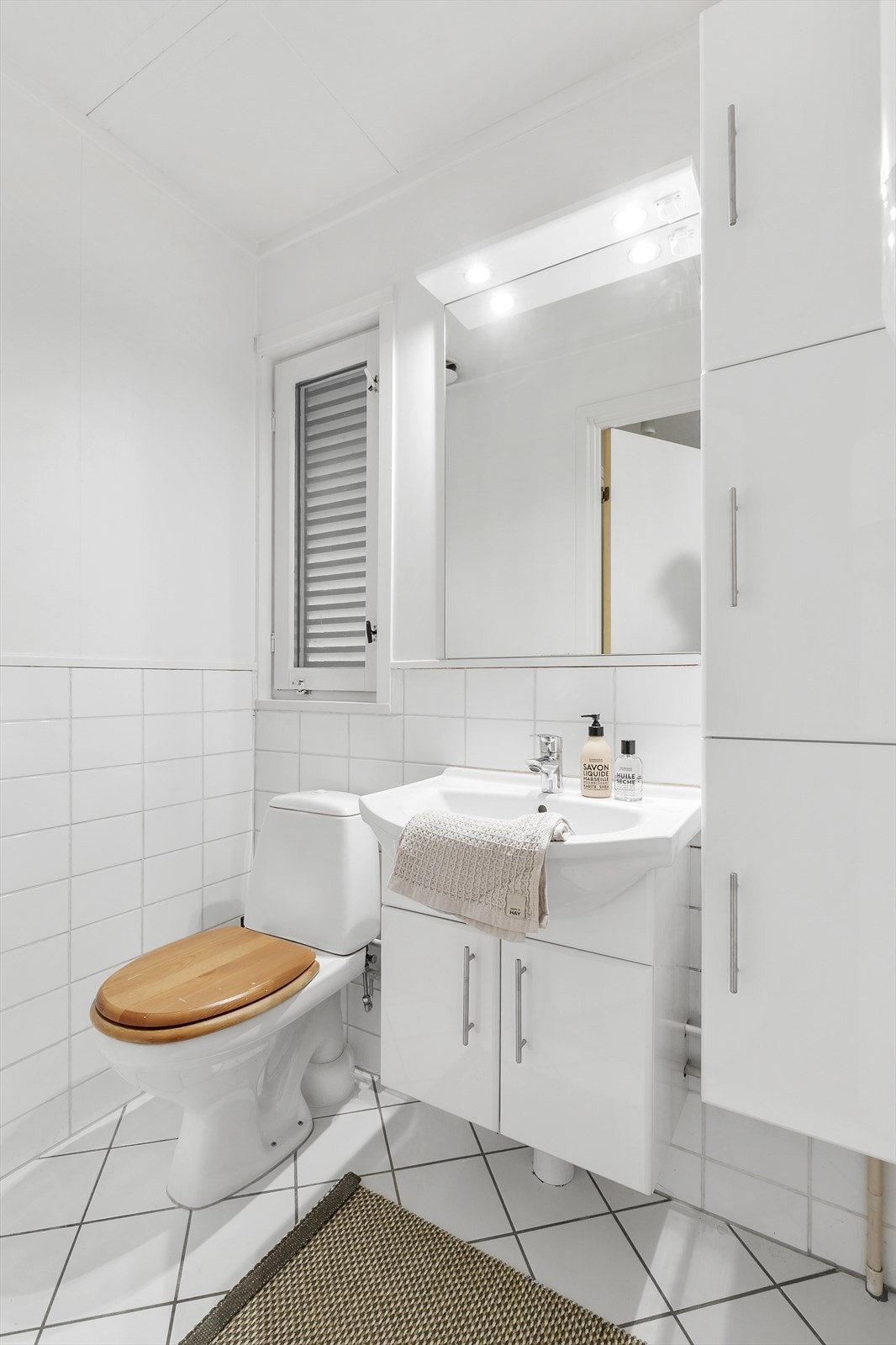 Flislagt WC. Flere sprukne veggfliser. Galleribilde