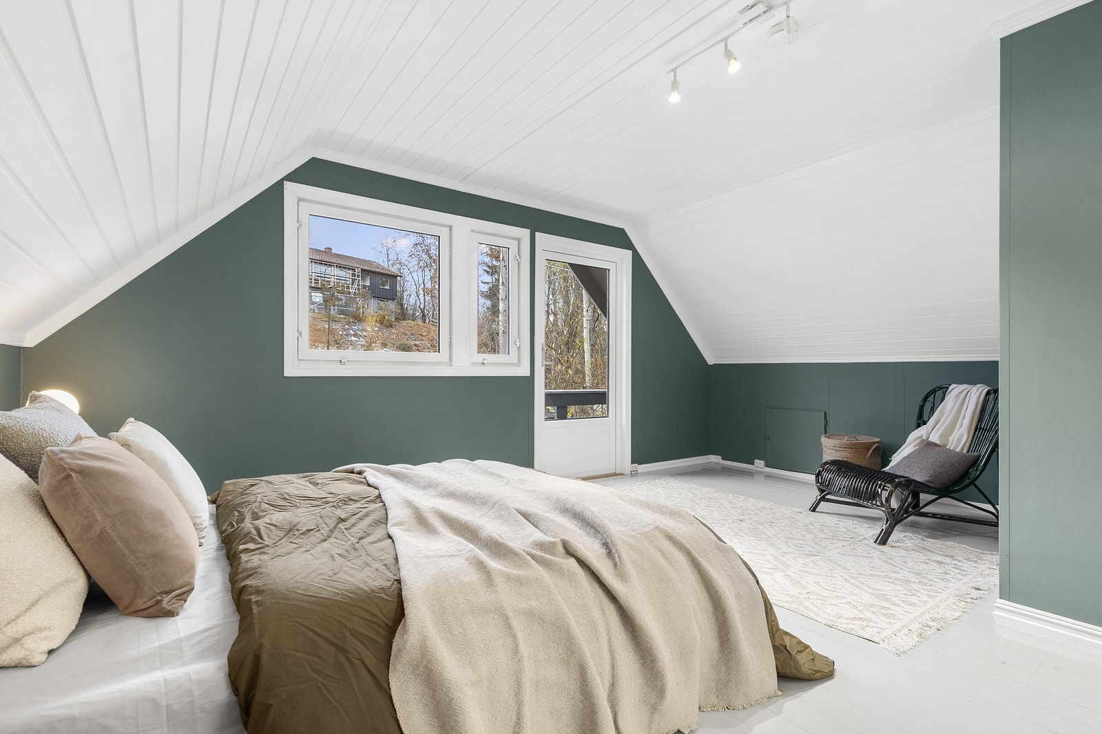 Romslig soverom med utgang til balkong. Rommet kan deles i to om ønskelig. Galleribilde