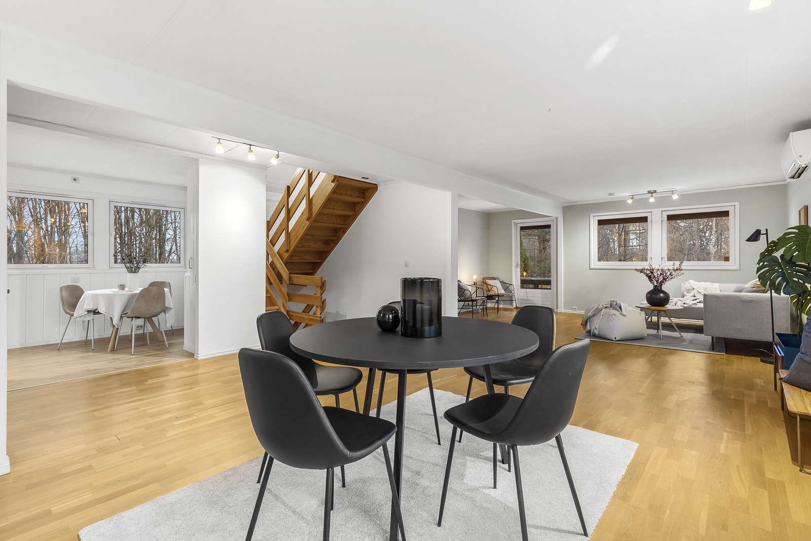 Romslig stue med plass til både spisestue bord og sofagruppe. Galleribilde